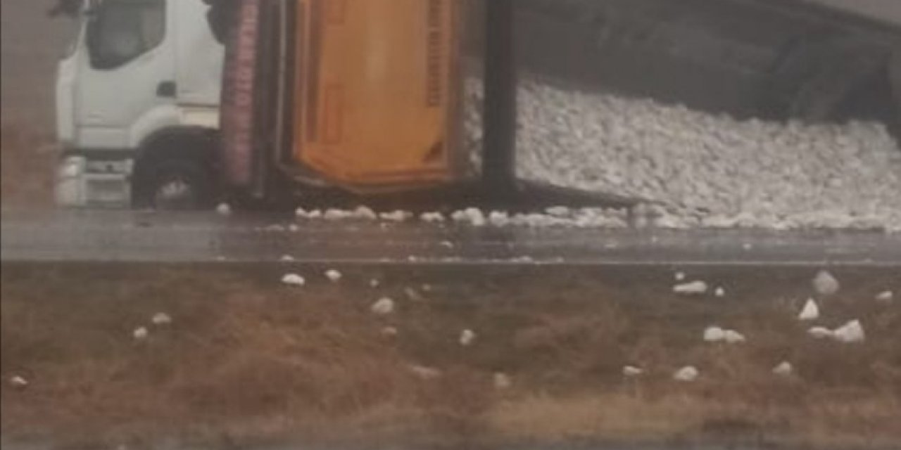 Direksiyon Hakimiyeti Kaybolan Tır Yan Yattı