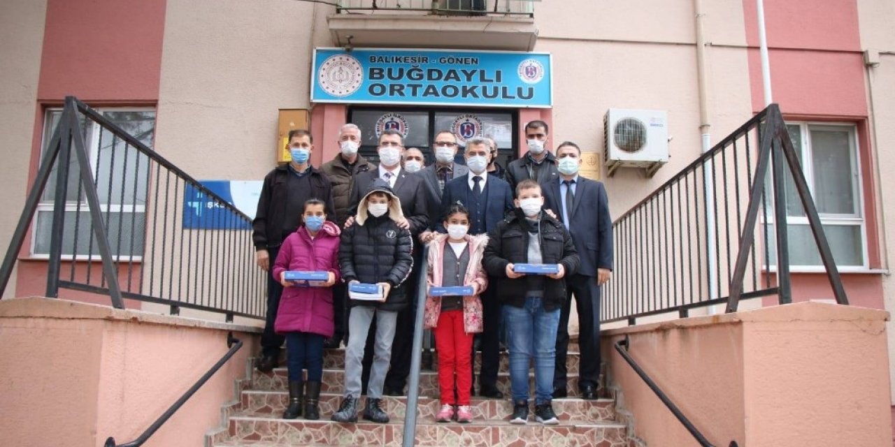 Gönen’de Öğrencilere Tablet Dağıtıldı