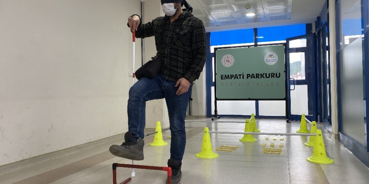 Beyaz Baston İle Yürümekte Zorlandılar
