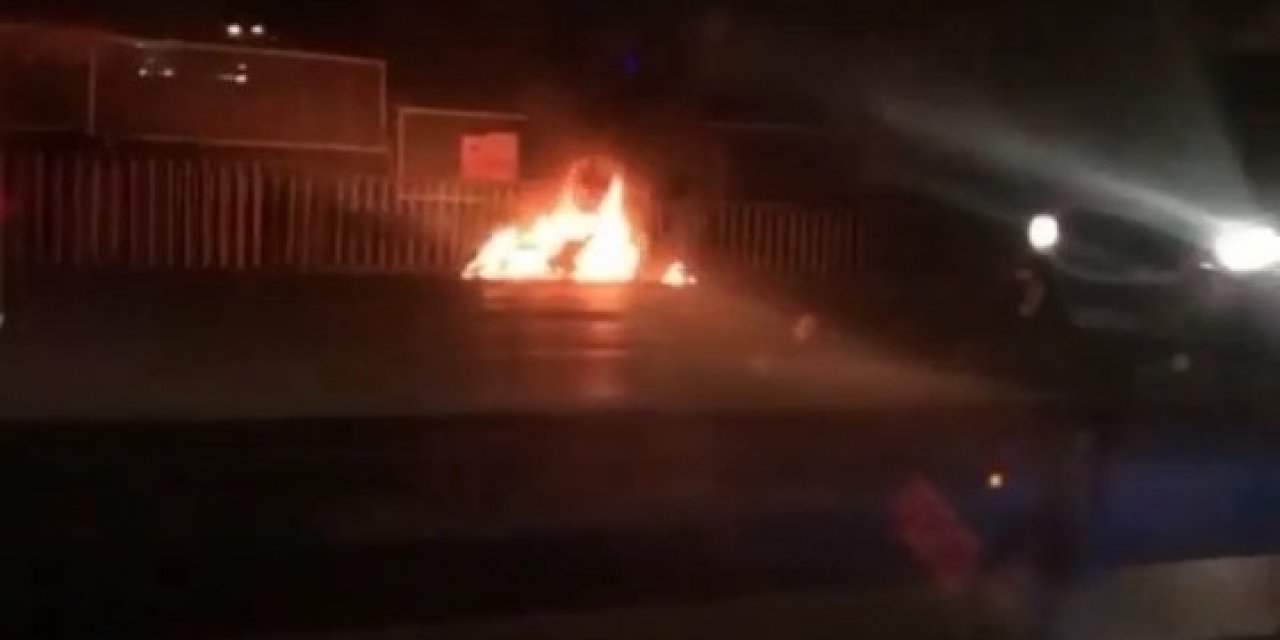 Şehrin En İşlek Caddesinde Motorunu Ateşe Verip Gitti