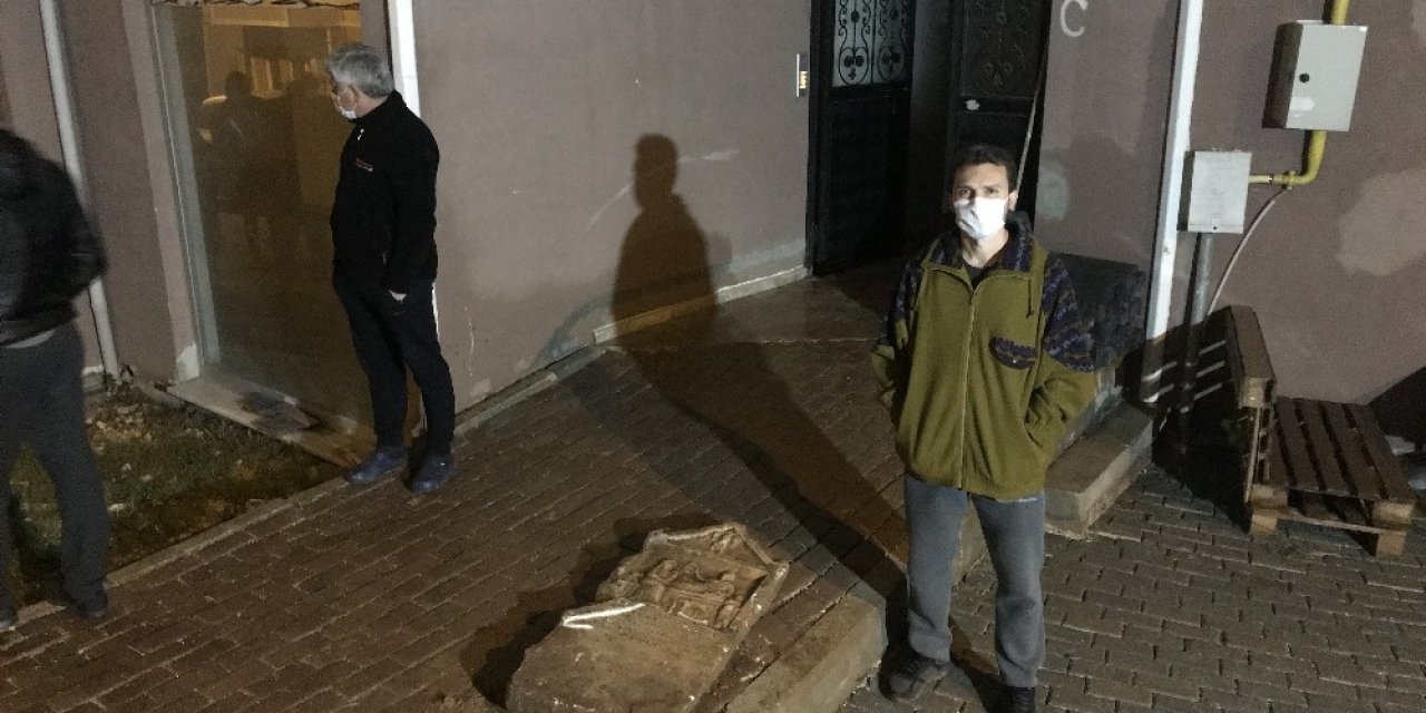 İnşaat Çalışmasını Balkondan İzleyen Vatandaşın Dikkatiyle Tarihi Mezar Steli Bulundu