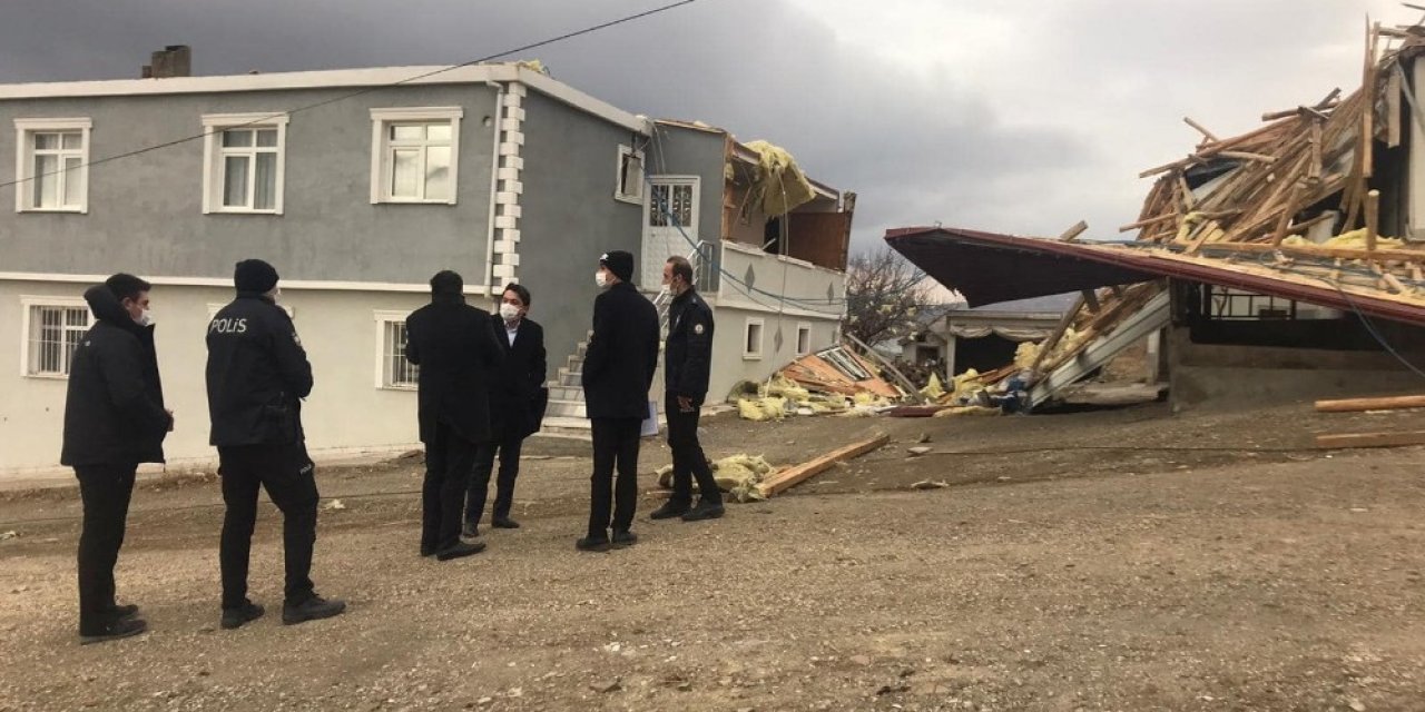Fırtınanın Uçurduğu Çatılardan Kaçan İnsanların Panik Anları Güvenlik Kamerasına Yansıdı