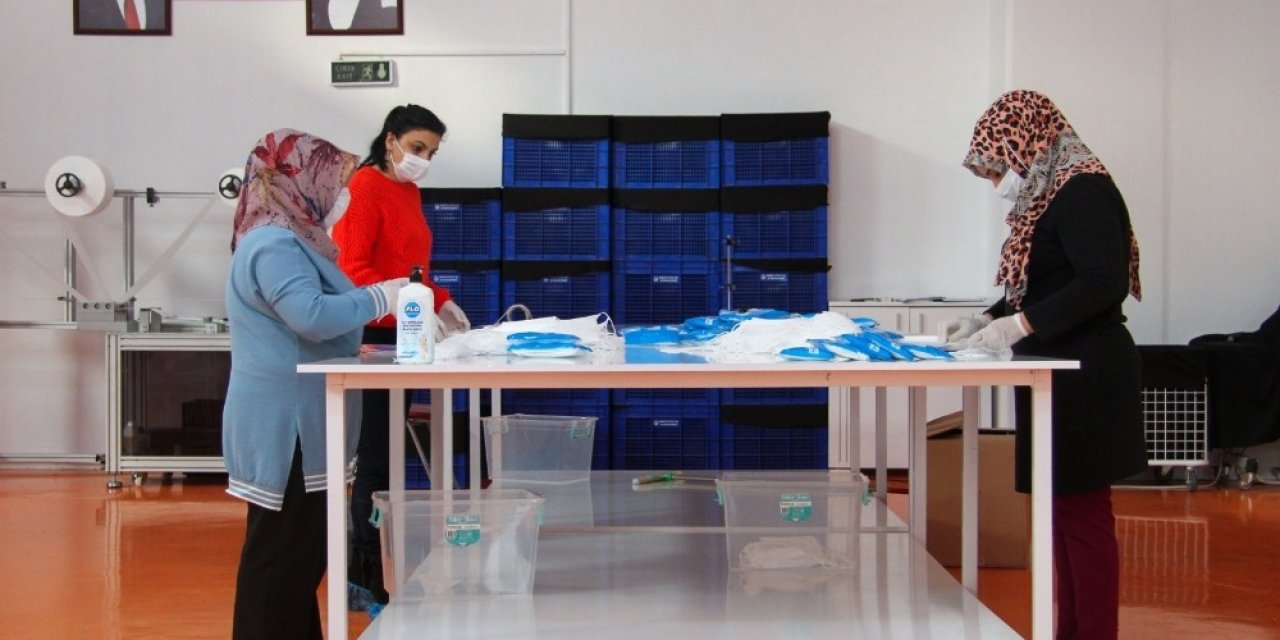 Esenyurt Belediyesi Kendi Maskesini Kendi Üretiyor