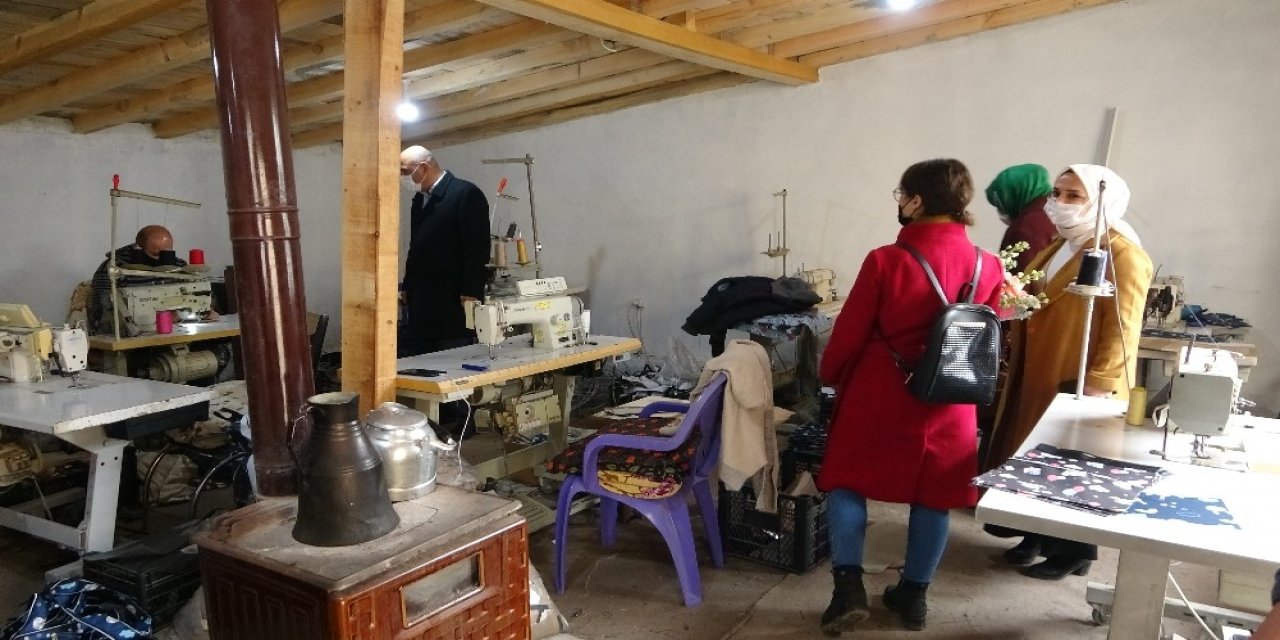 65 Yaşındaki Fedakar Anneye Hayatındaki İlk Çiçek Bakan Selçuk’tan