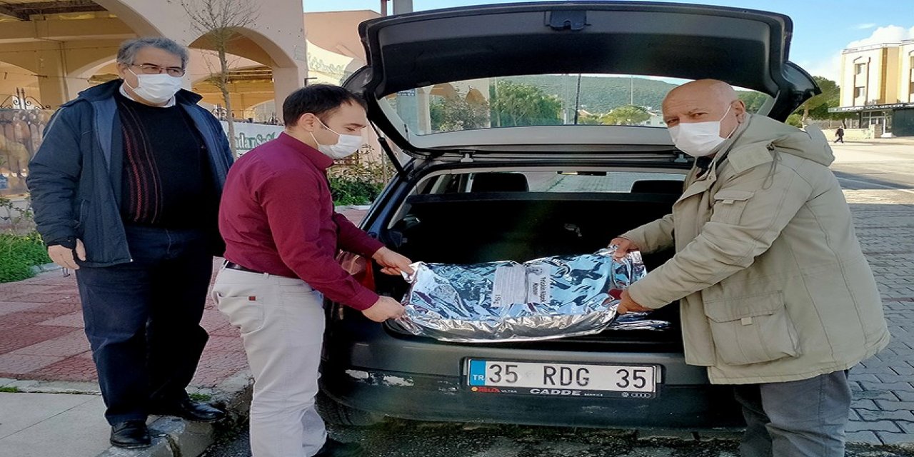 Çeşme’deki Mahalle Muhtarı Sokak Hayvanlarına Sahip Çıkıyor