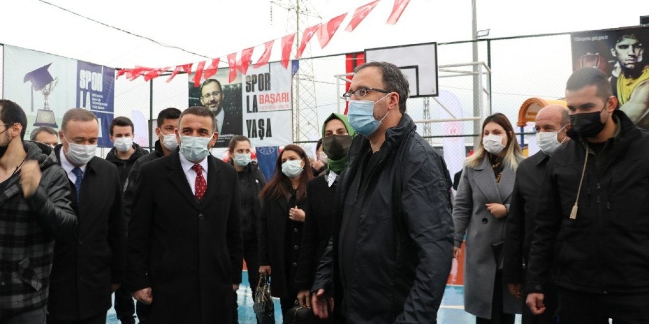 Bakan Kasapoğlu, Çocuklarla Voleybol Oynadı