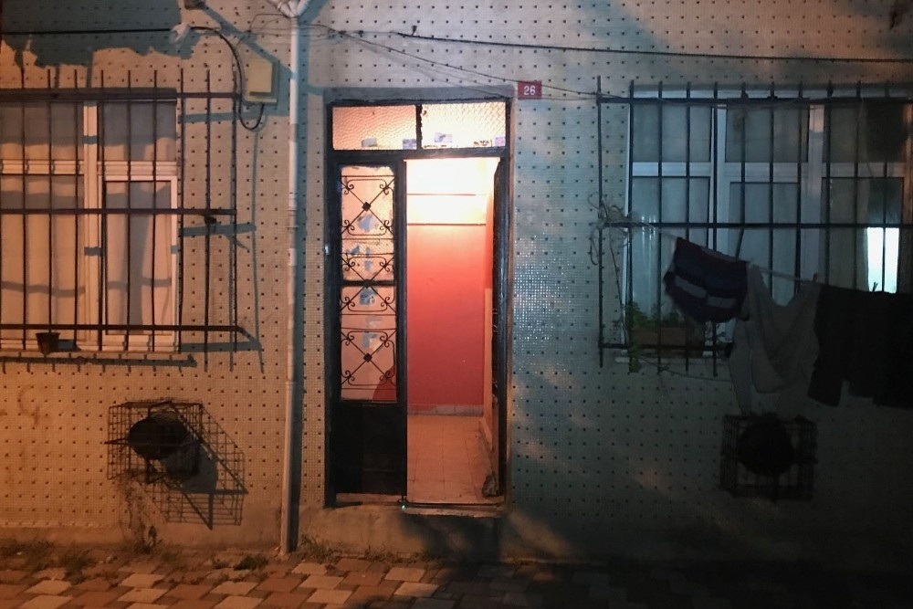 Görme engelli Suriyeli adam eşini defalarca bıçakladı.