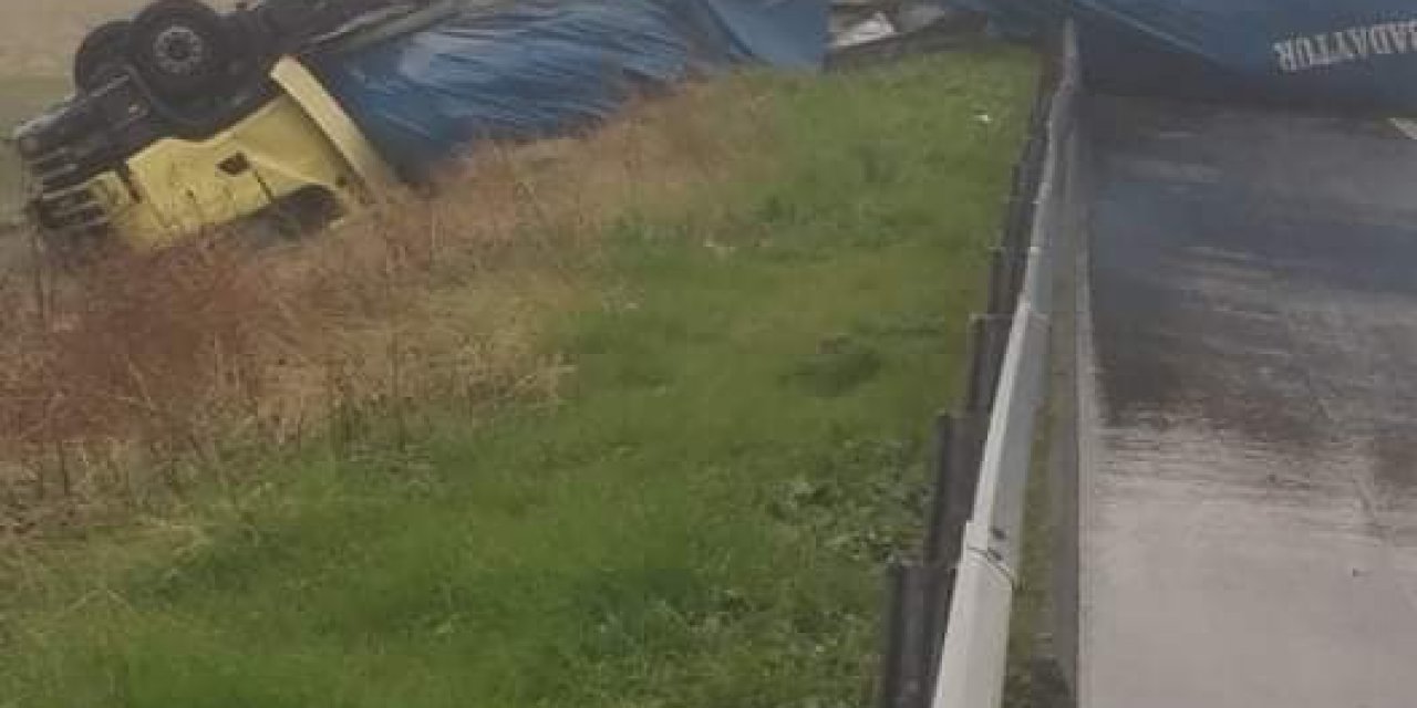 Yoldan Çıkan Tır Ters Döndü