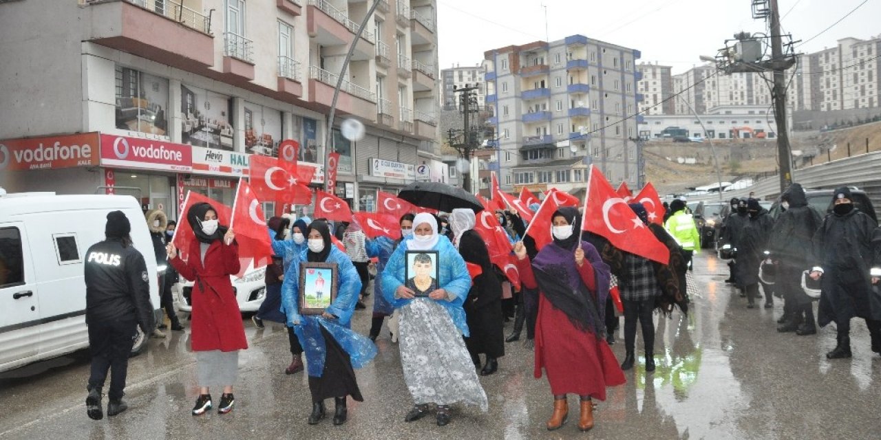 Şırnak Anneleri, Sağanak Yağışa Rağmen Hdp’den Çocuklarını İstedi