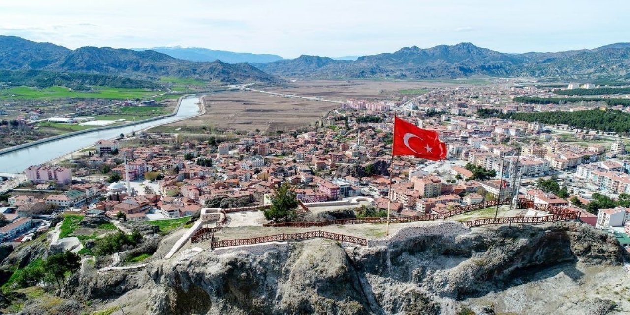 Fırtına Osmancık Kalesi’ndeki Türk Bayrağına Zarar Verdi