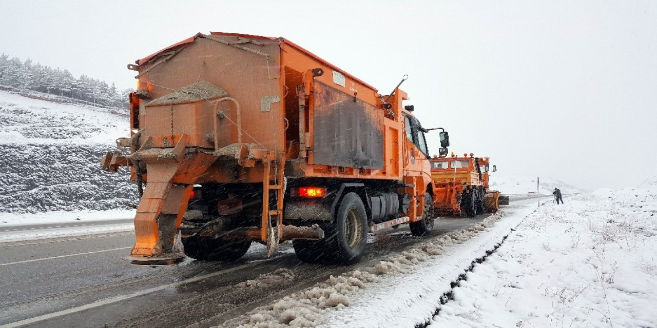 Erzincan’da 2021 Yılının İlk Kar Yağışı Ulaşımda Aksamalara Neden Oldu