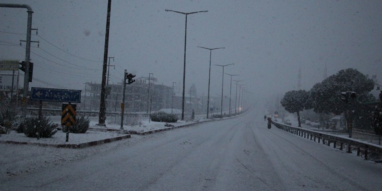 İzmir-ankara D300 Karayolunda Trafiğe Kar Engeli