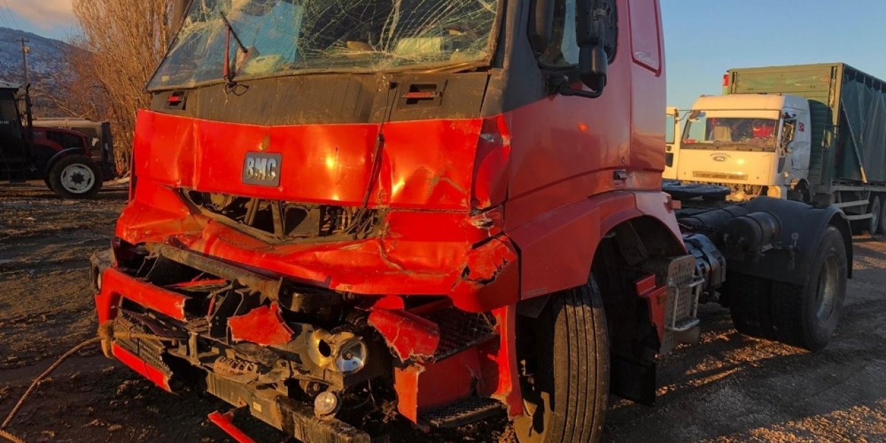 Elazığ’da Zincirleme Kaza 5 Araç Birbirine Girdi: 4 Yaralı