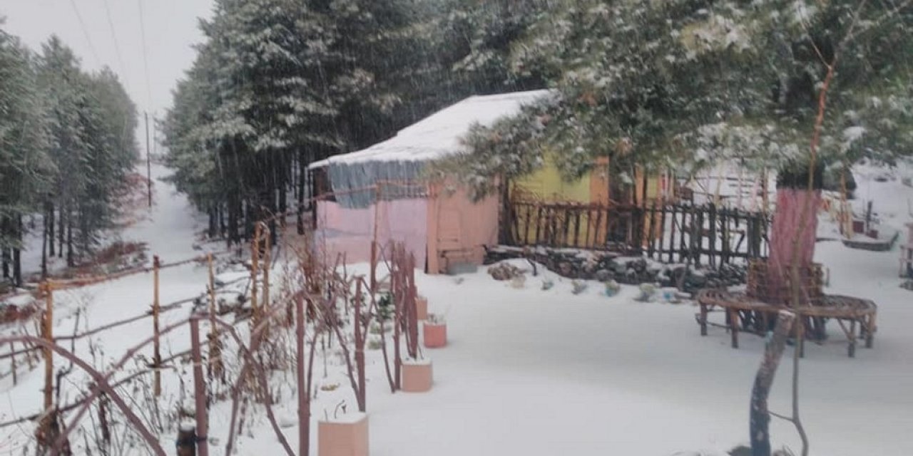 Amanoslar’da Kar Yayla Evlerini Beyaz Örtü İle Kapladı