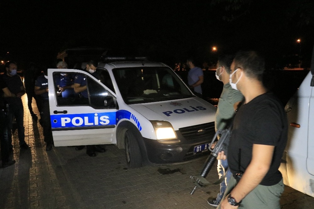 Adana'da ses bombası attıkları sırada polise denk gelen şüpheliler yakayı ele verdi