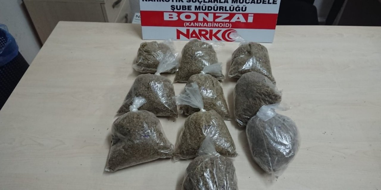 Şüpheli Araçtan 1 Kilo Bonzai Çıktı: 3 Gözaltı