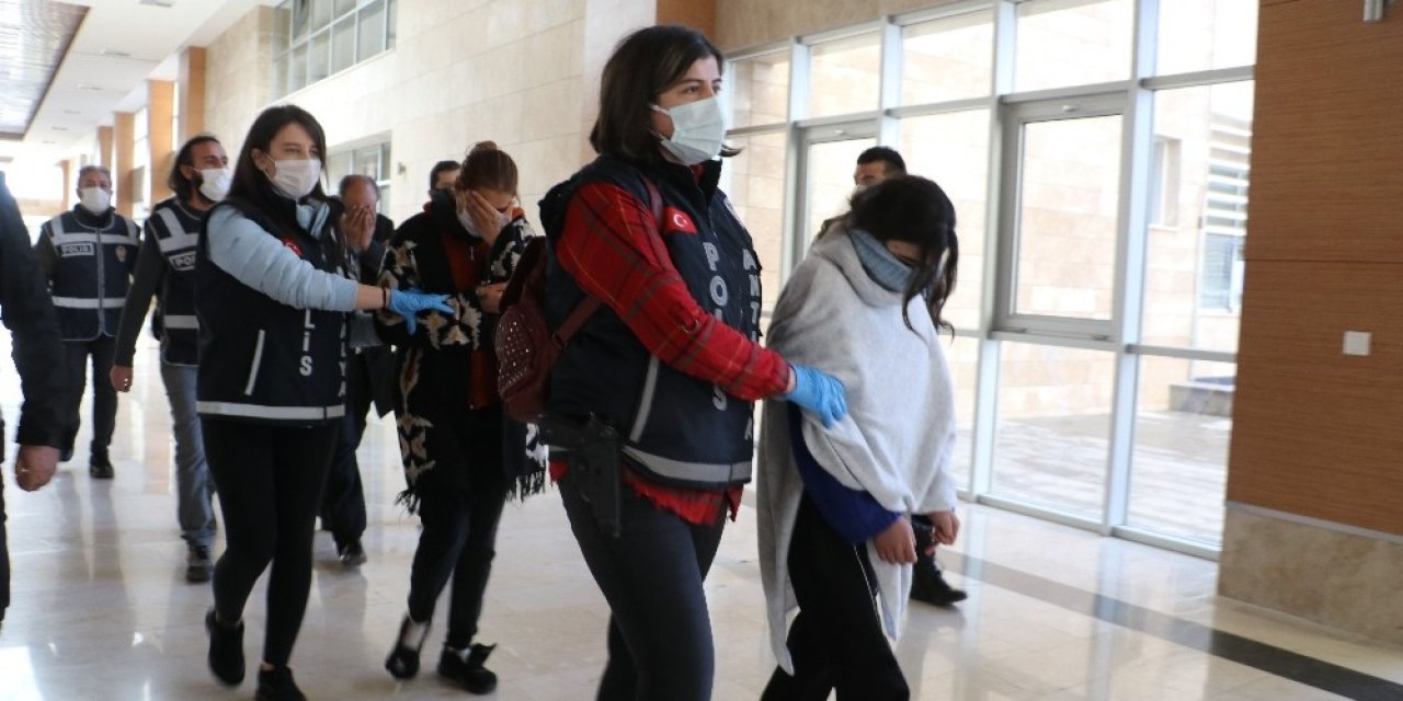 Antalya’da ‘altın Kızlardan’1 Milyon Tl’lik Vurgun