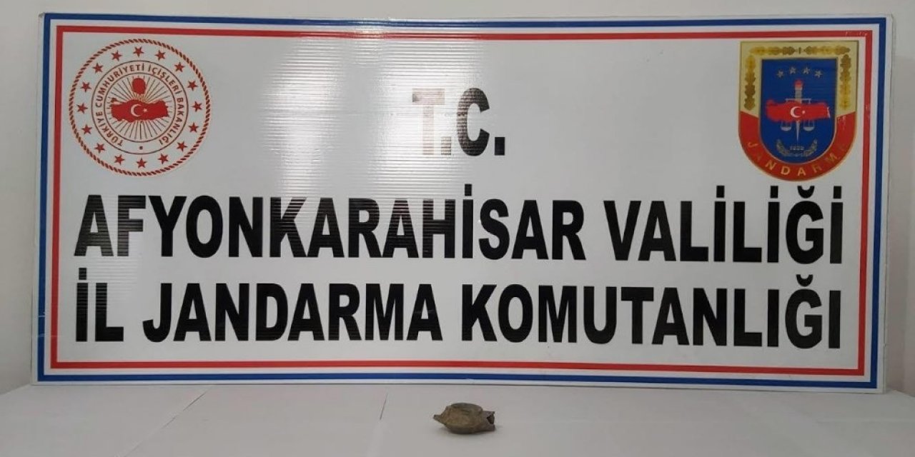 İzmir’den Tarihi Eser Satmak İçin Afyon’a Gelen Şahısları Jandarma Yakaladı