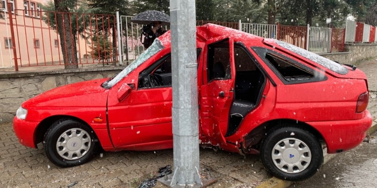 Lastiği Patlayan Otomobil Aydınlatma Direğine Çarptı: 1 Yaralı