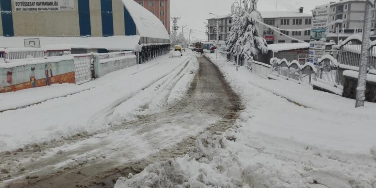 Şırnak’ta Kar Kenti Beyaza Bürüdü