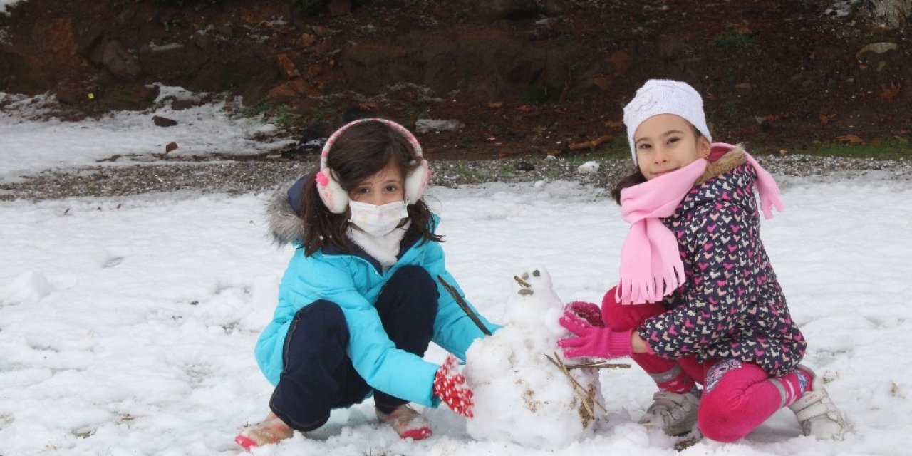 Bergama’da Uzun Bir Süre Sonra Kar Sevinci