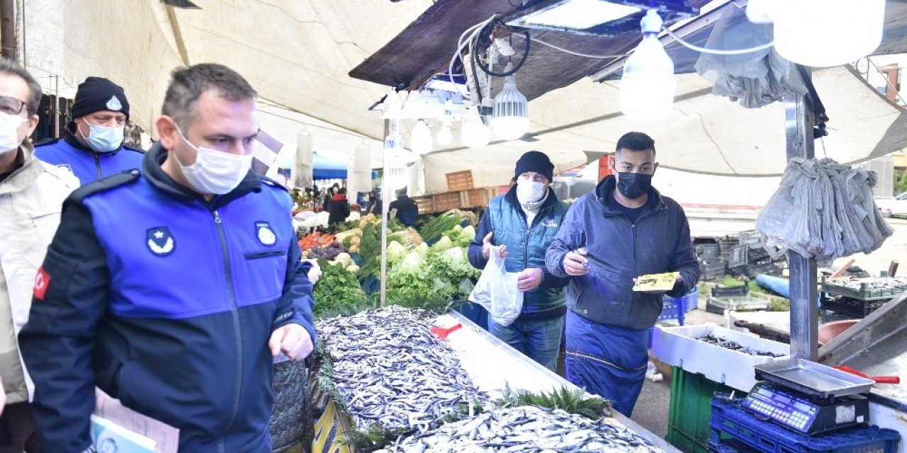 Tuzla’da Balık Tezgâhlarına Hamsi Boyu Denetimi