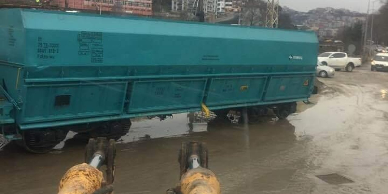 Yük Treni Raydan Çıktı Yola Oturdu