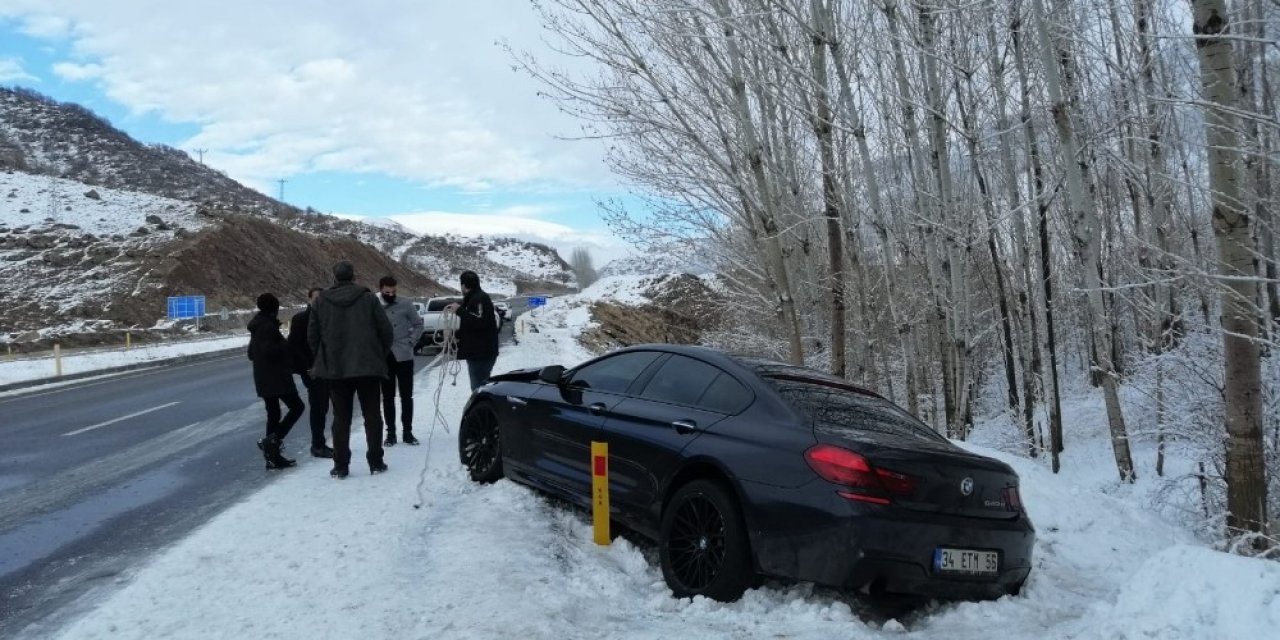 Bingöl’de Buzlanma Nedeniyle Aynı Yerde 3 Araç Yoldan Çıktı