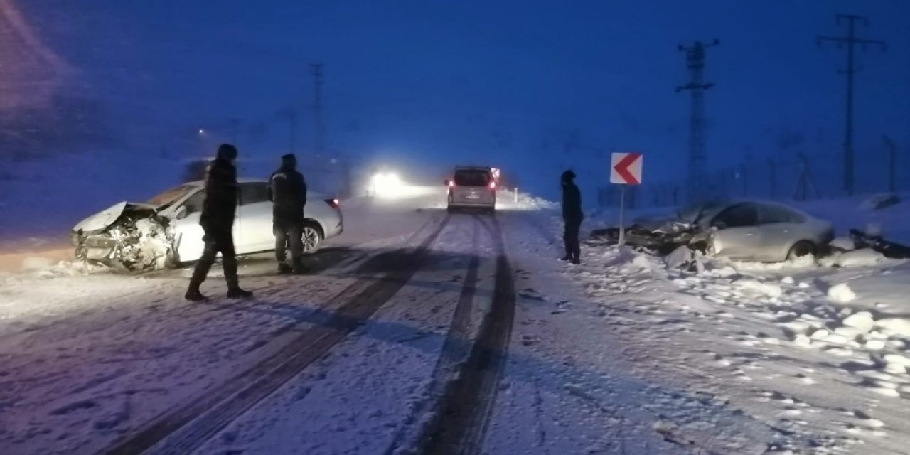 Otomobiller Çarpıştı: 5 Yaralı