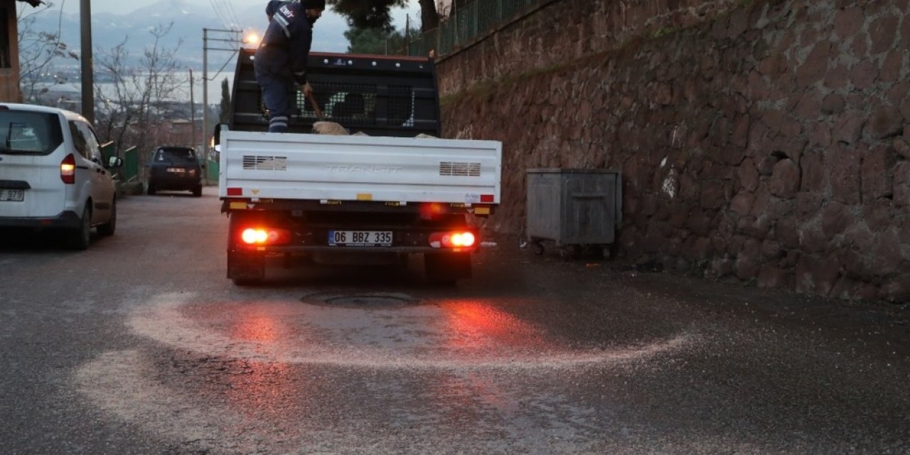 İzmit Belediyesi Buzlanmaya Karşı 7/24 Sahada