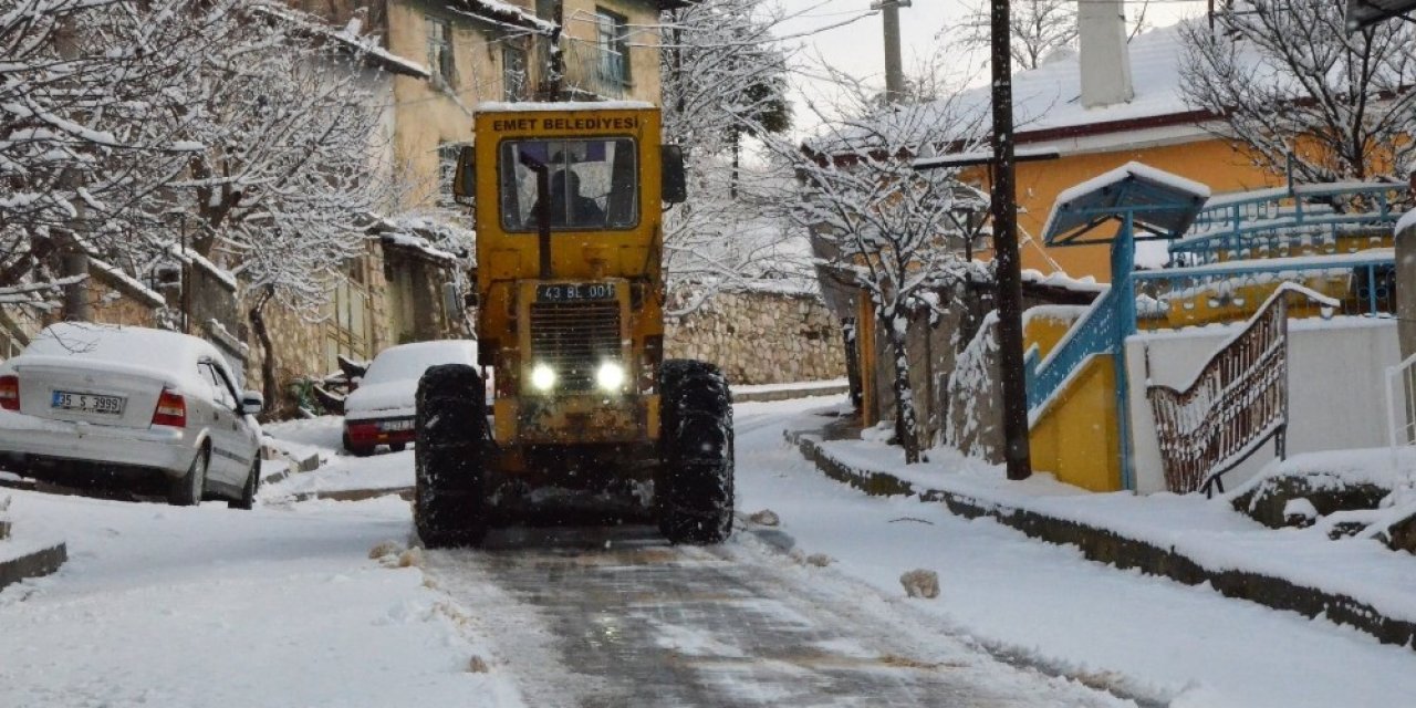 Emet’te Karla Mücadele Ekipleri Aralıksız Çalışıyor