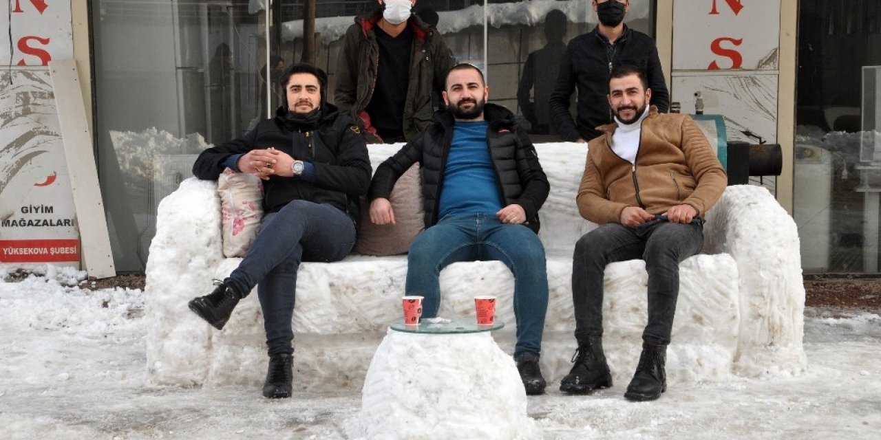 Yüksekovalı Gençler, Kardan Kanepe, Buzdolabı Ve Çamaşır Makinesi Yaptı