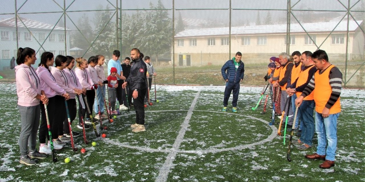 Tarlada Çalıştıktan Sonra Türkiye Birinciliği İçin Karda Hokey Oynuyorlar