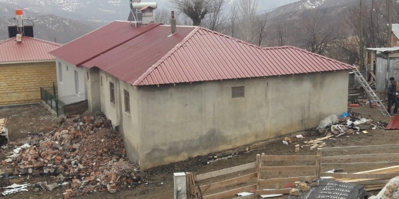 Yanan Evin Çatısını Kaymakamlık Yaptırdı