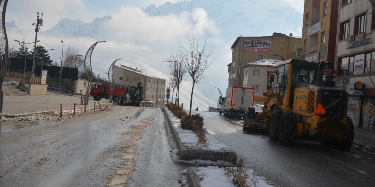 Boş Caddeler Yerini Belediye Çalışmasına Bıraktı