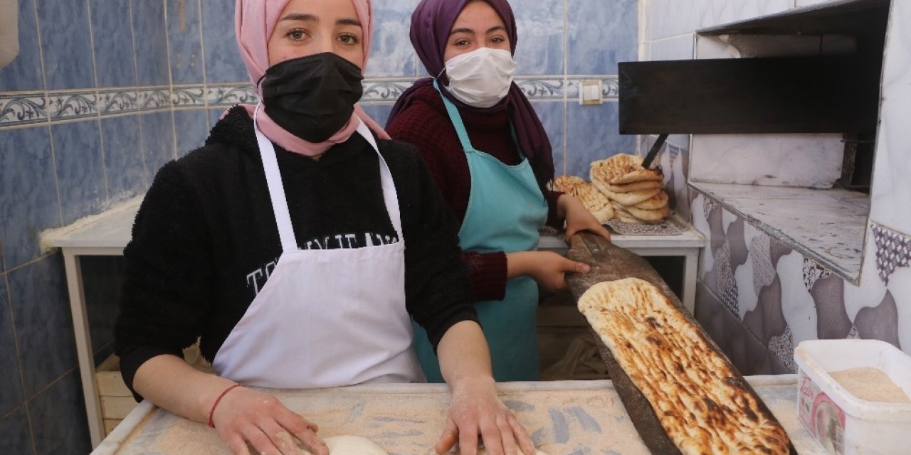 Çalıştıracak Personel Bulamadı, Kızları Mesai Arkadaşı Oldu