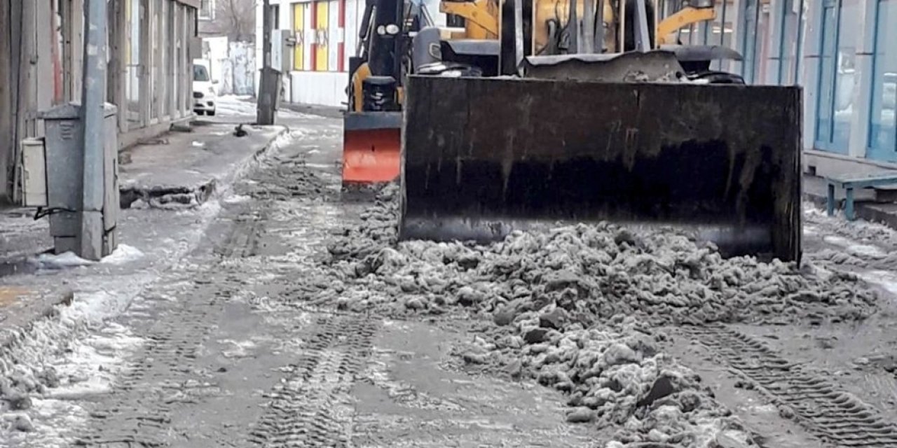 Ağrı Belediyesi Kar Temizleme Çalışması Gerçekleştirdi