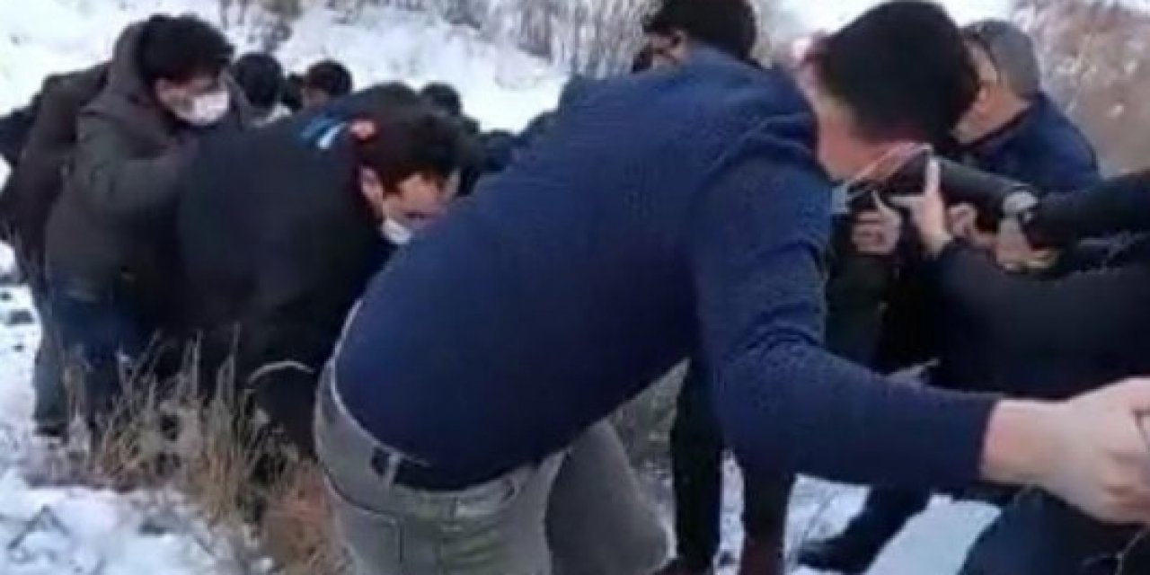 Ağrı’da Şarampole Yuvarlanan Araçta Bulunan İki Kişi Yaralandı