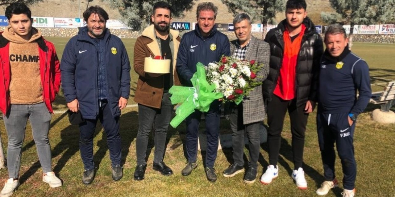 Taraftar Hamzaoğlu’nun Doğum Gününü Kutladı
