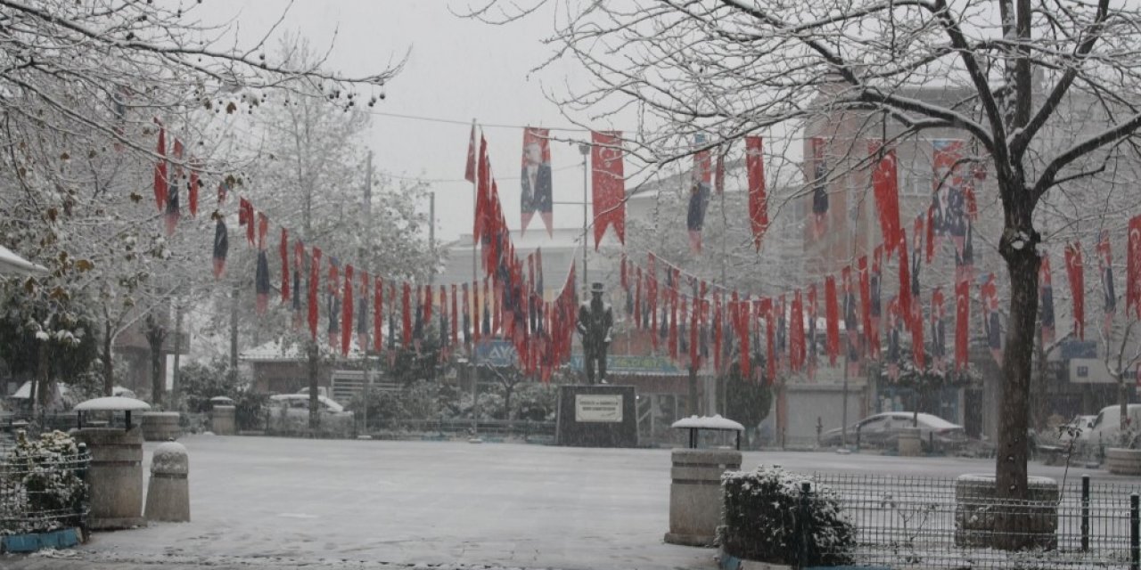 Manyas’ta Kar Yağışı Çocukları Sevindirdi