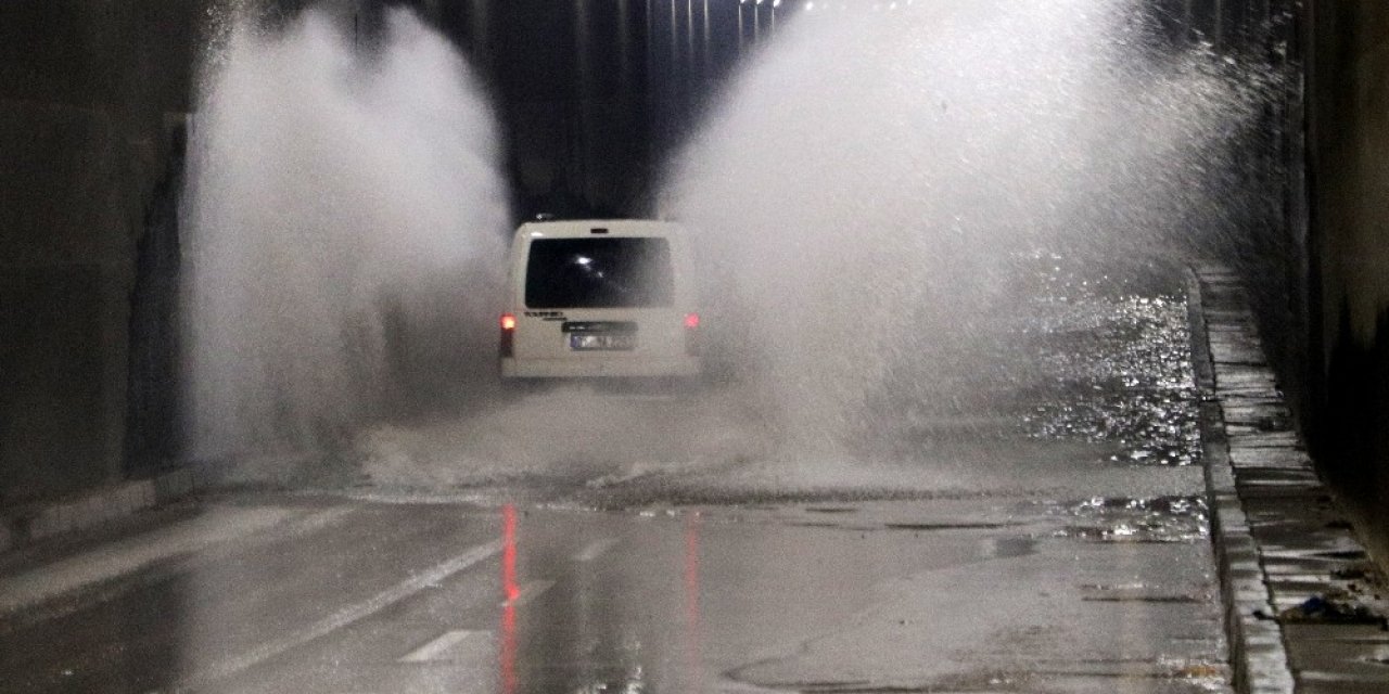 Adana’da Şiddetli Yağıştan Yol Çöktü, Altgeçitleri Su Bastı