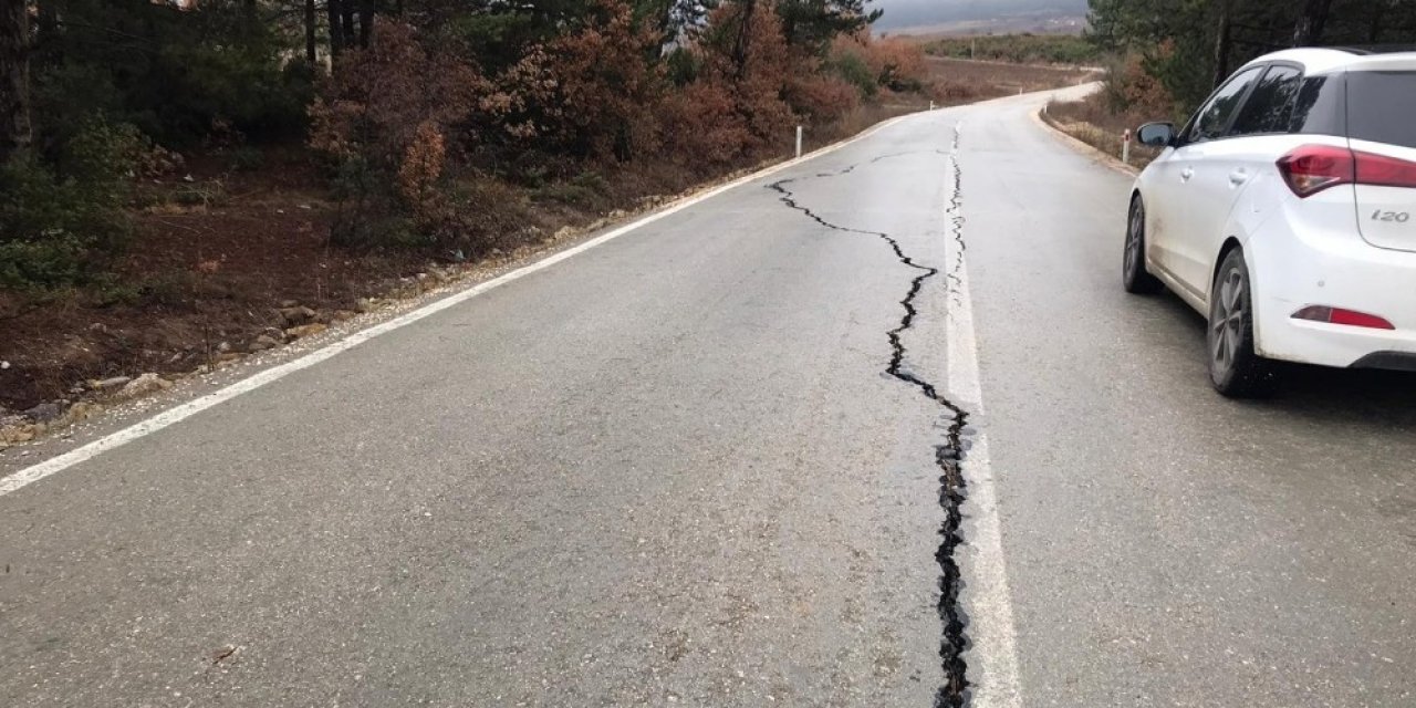 Köy Yolunda Oluşan Derin Ve Uzun Yarıklar Korkutuyor