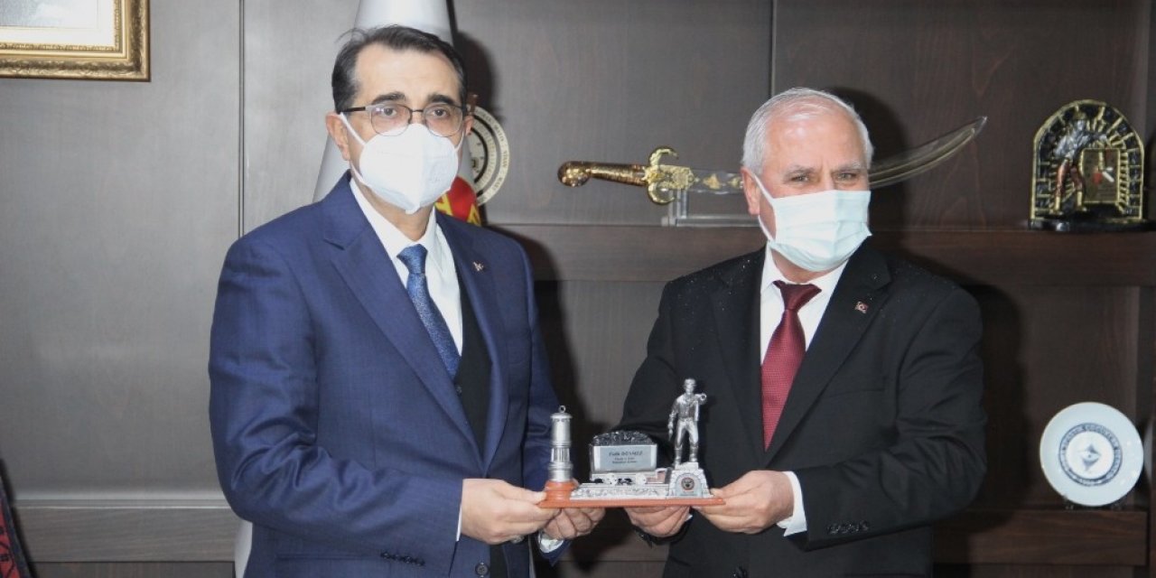 Başkan Tulup’tan Bakan Dönmez’e Madenci Heykeli Hediyesi