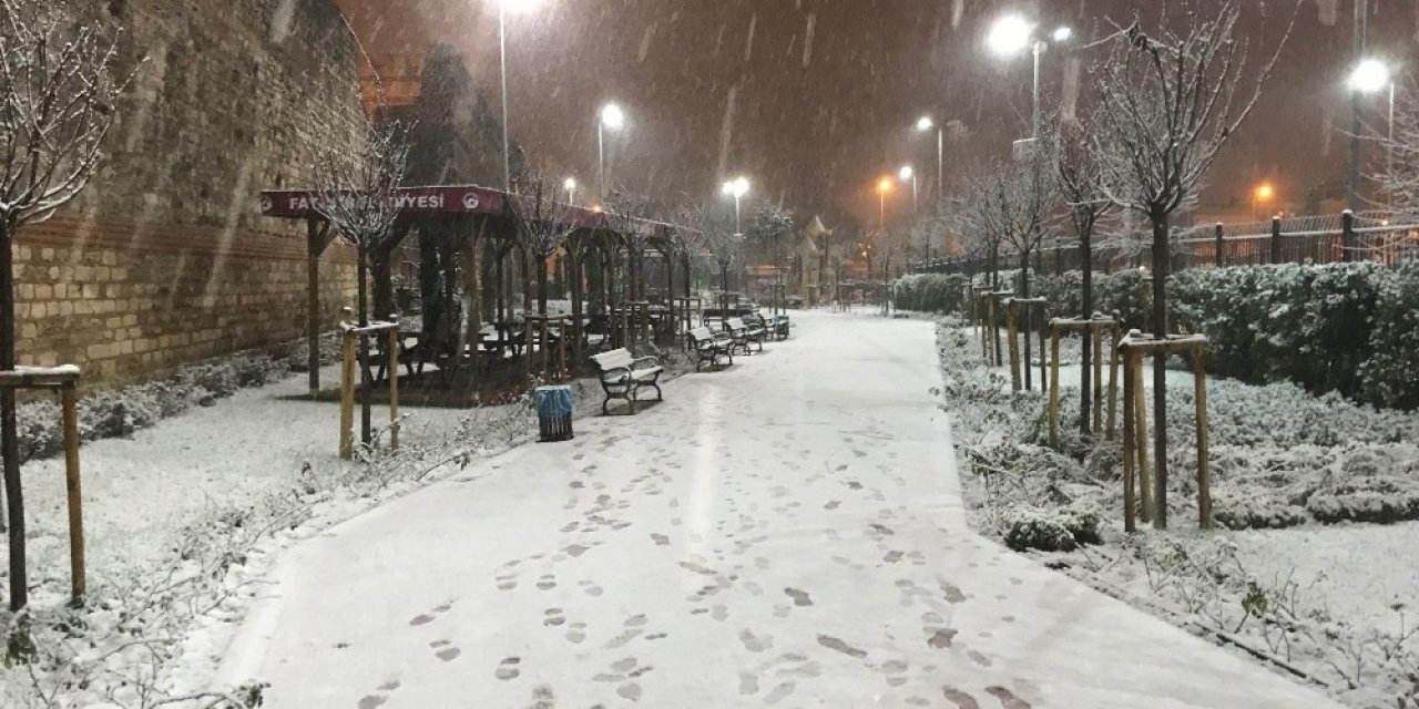 İstanbul’da Karın Tadını Çocuklar Çıkardı