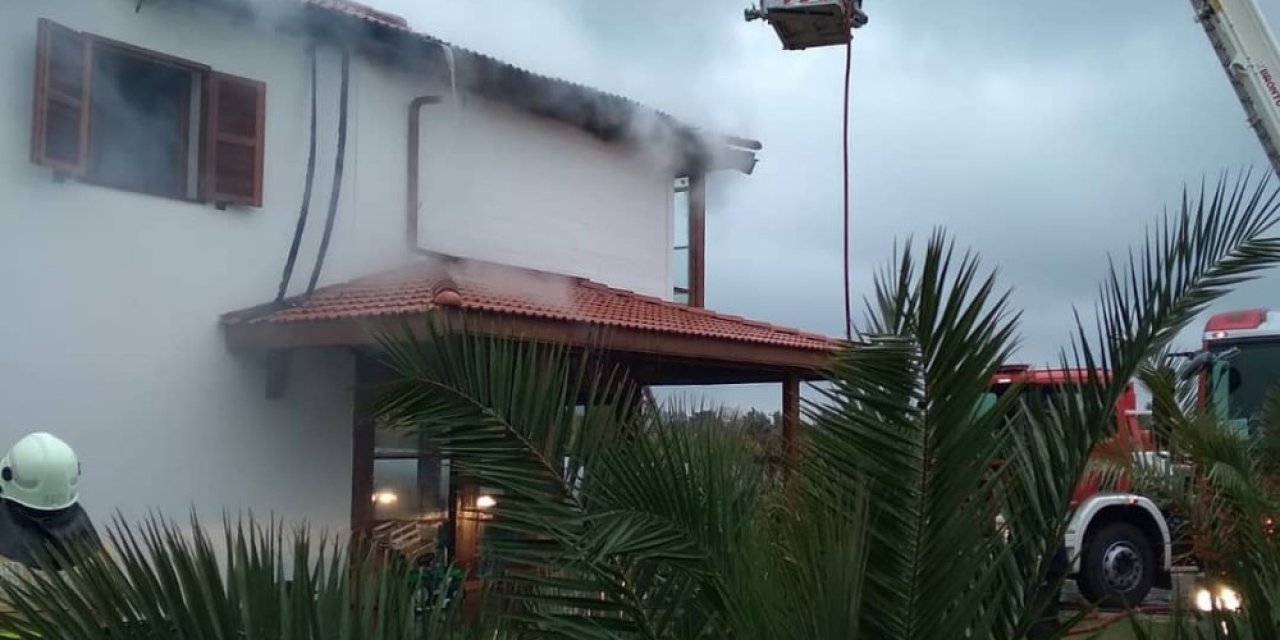 İzmir’de Çatı Yangını Korkuttu