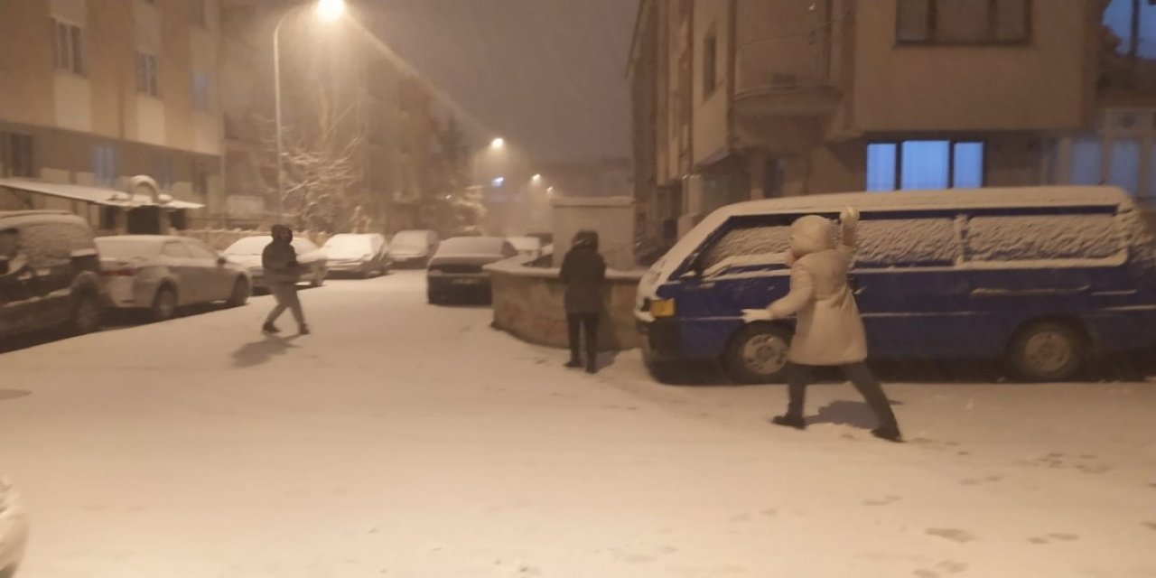 Kütahya’da Vatandaşların Kar Keyfi