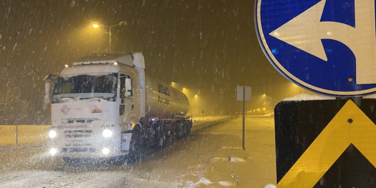 Bolu Dağı’nda Yoğun Kar Yağışı Etkili Oluyor
