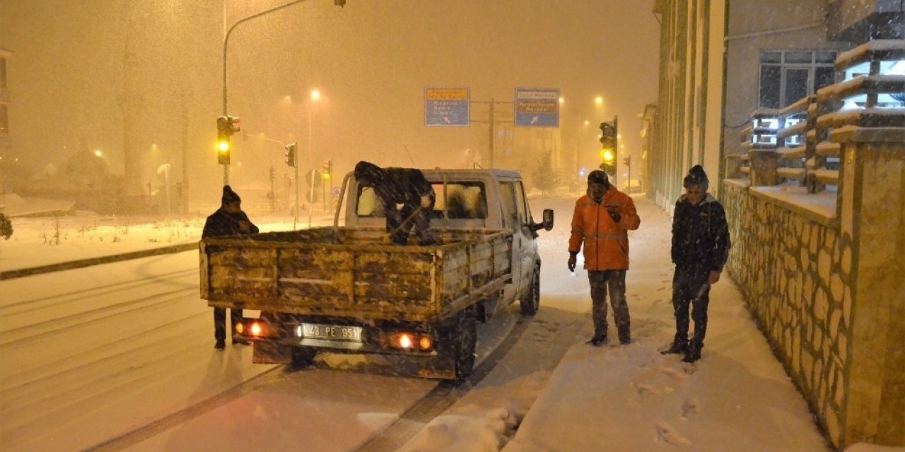 Emet’te Ekiplerin Gece Karla Mücadelesi