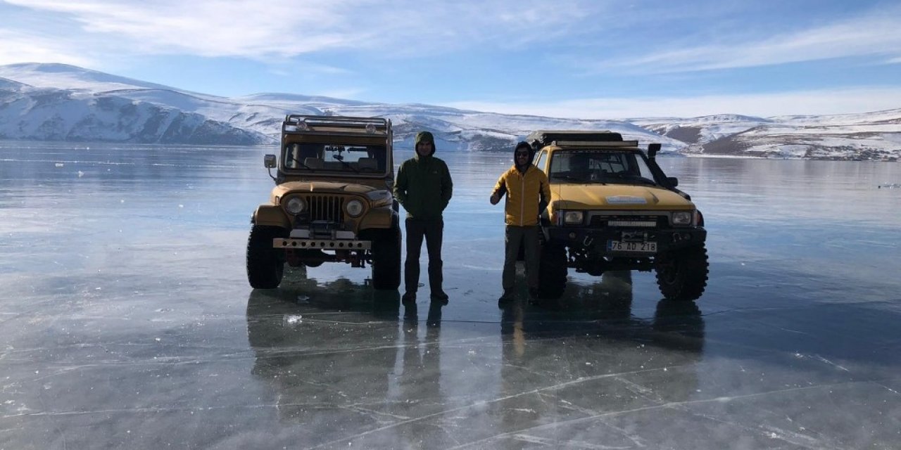 Aras Dağları Zirvesinde Bulunan Donmuş Göl Üzerinde Off-road Heyecanı