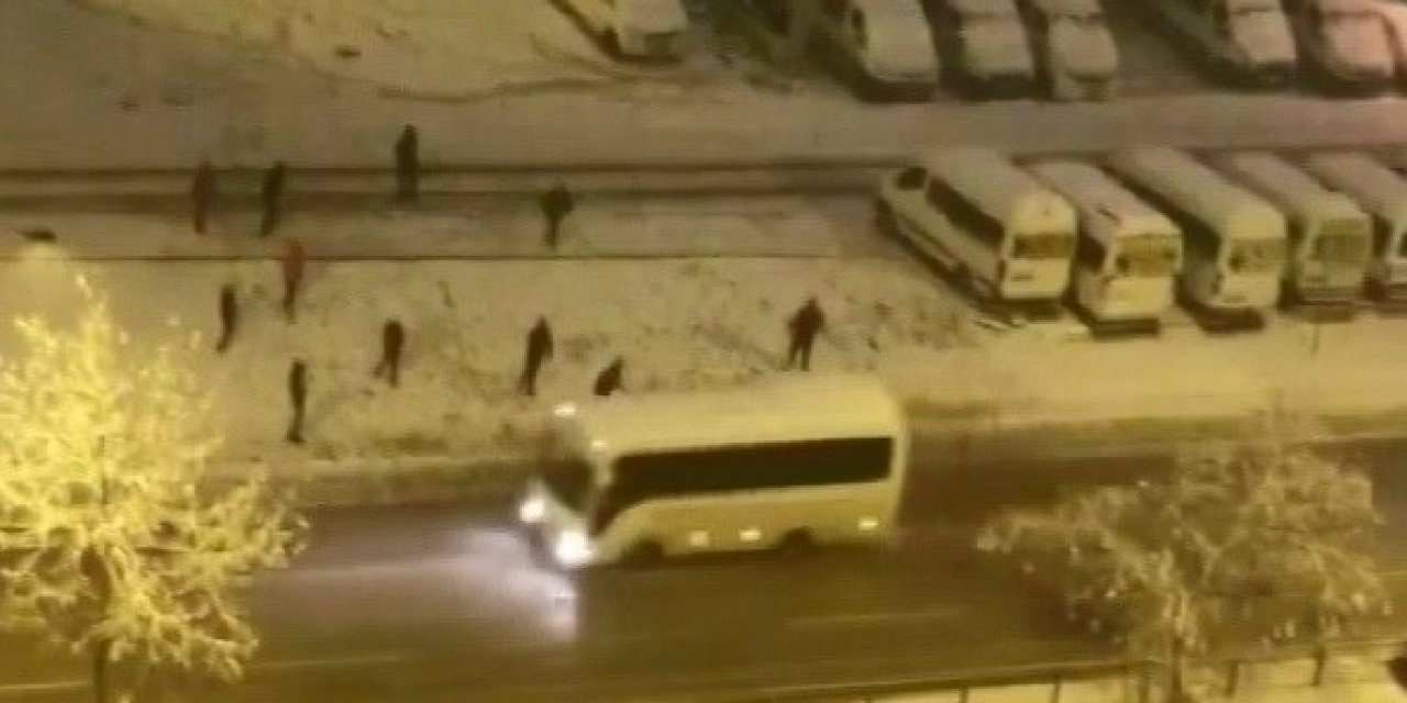 Kar Toplarıyla Minibüsü Hedef Alan Gençler, Sert Kayaya Çarptı
